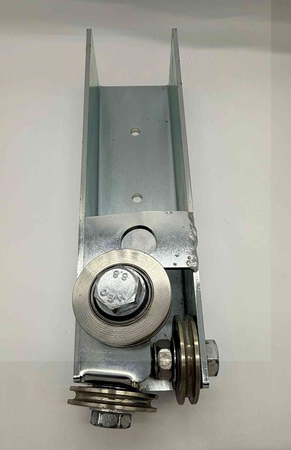 Tarp bracket front with 3 pulleys